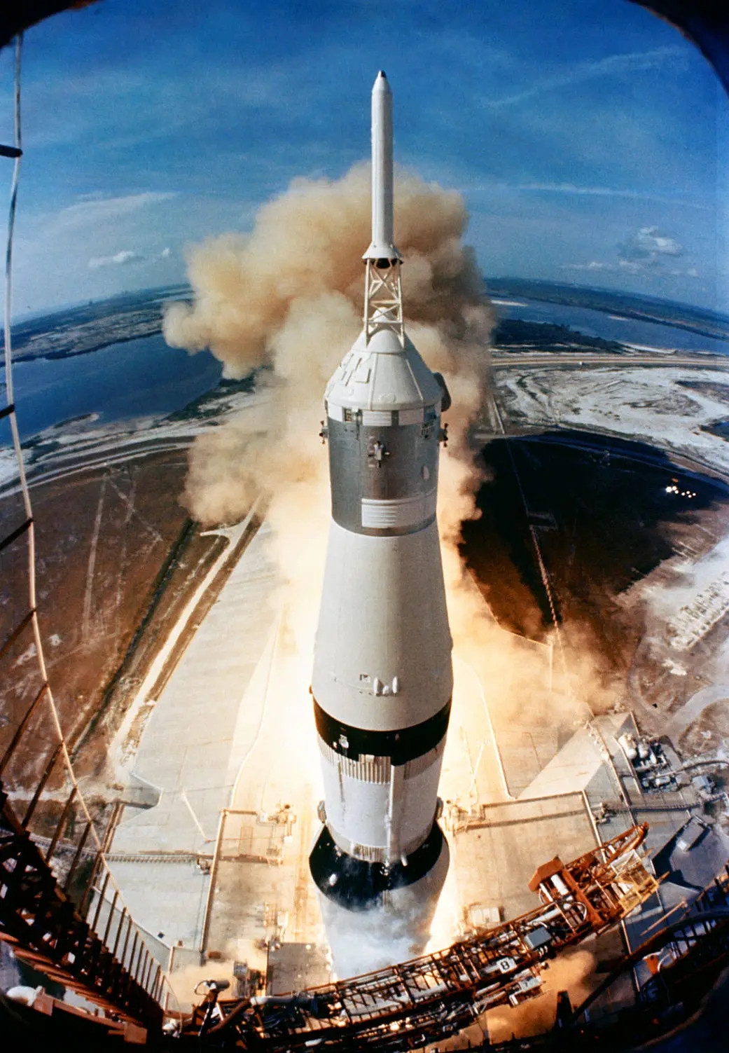 Az Apollo–11 rakéta indítása – A Saturn V kilövése a Kennedy Űrközpontból.